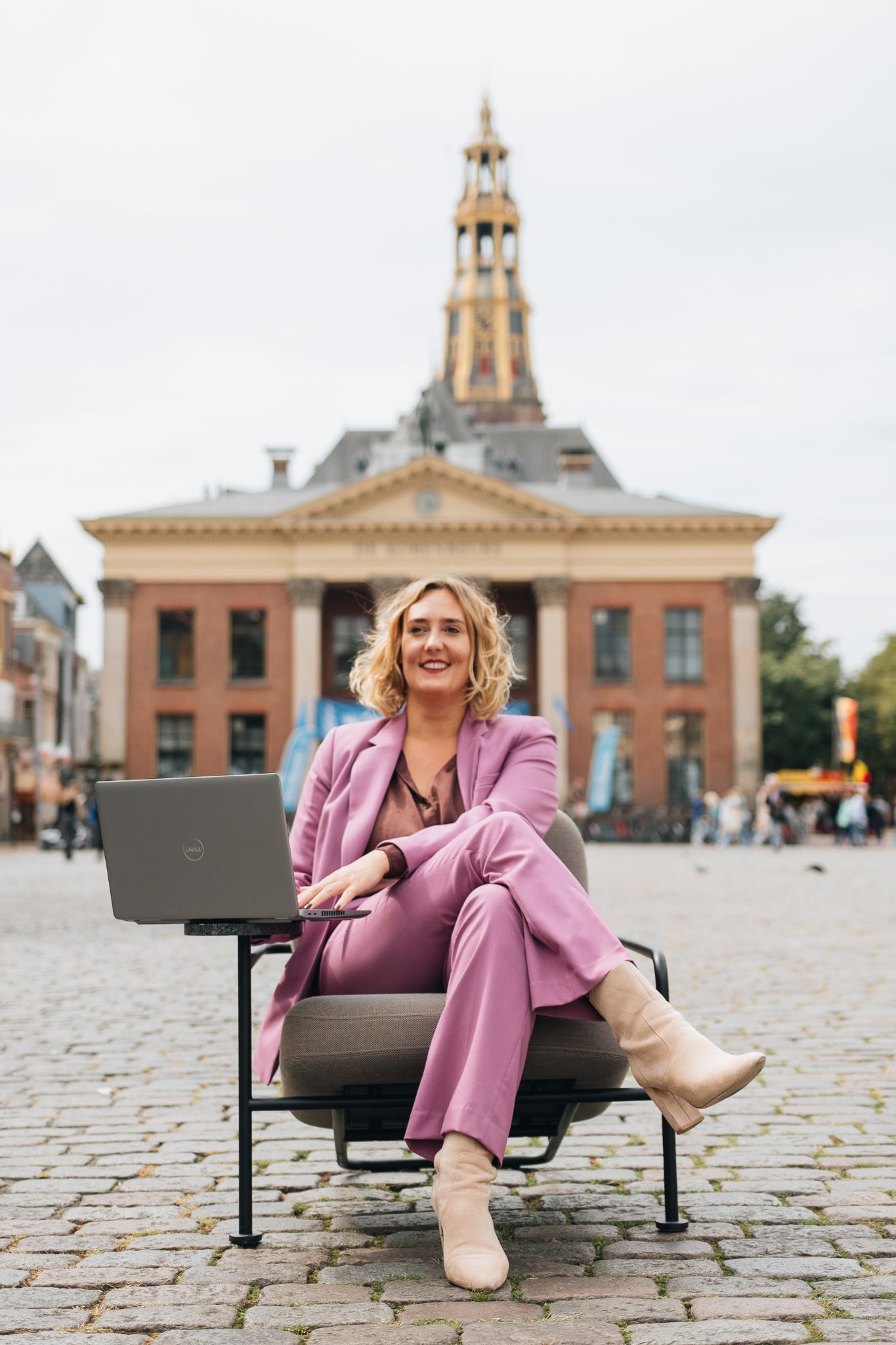 Vrouw met laptop buiten 