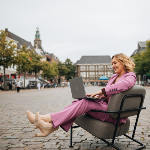 vrouw met laptop op vismarkt